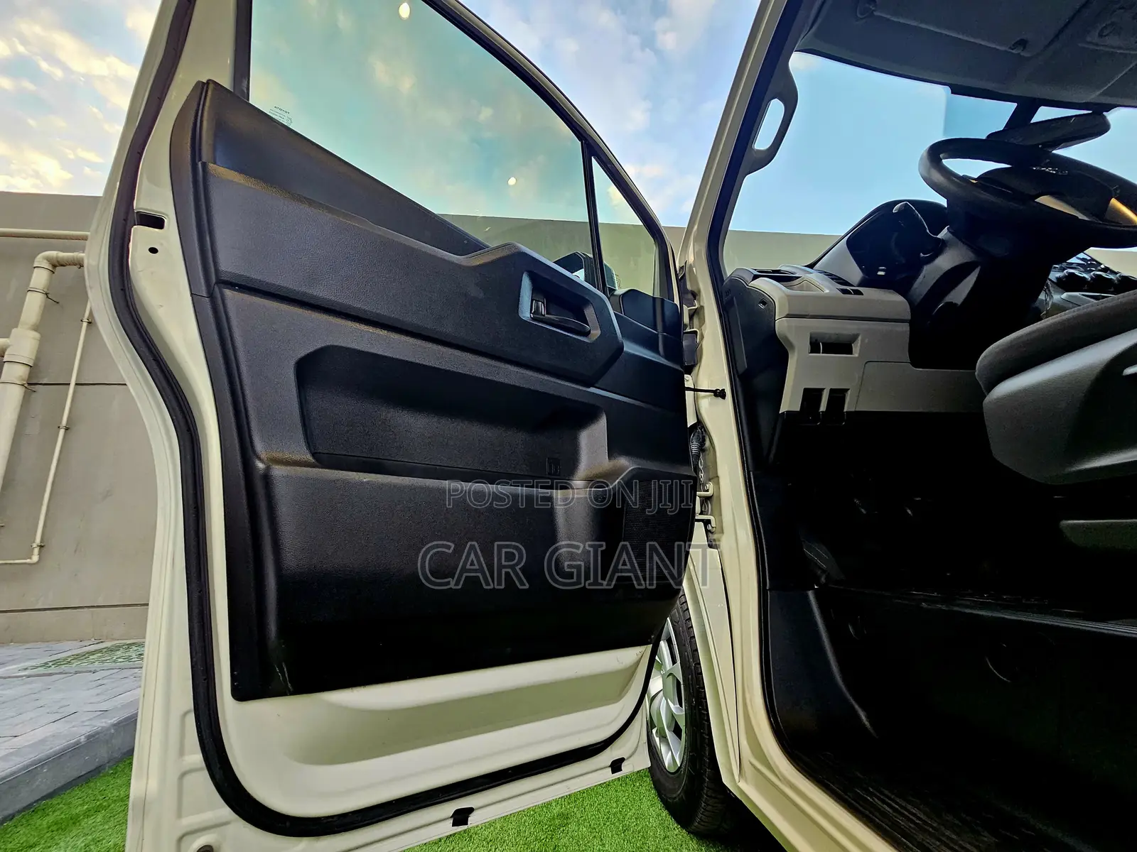 Toyota HiAce 2019 White
