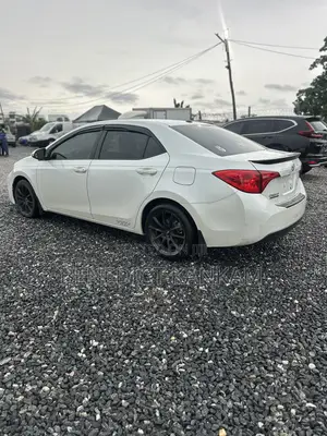 Toyota Corolla SE Special Edition 4dr Sedan (1.8L 4cyl CVT) 2017 White