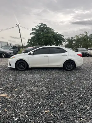 Toyota Corolla SE Special Edition 4dr Sedan (1.8L 4cyl CVT) 2017 White