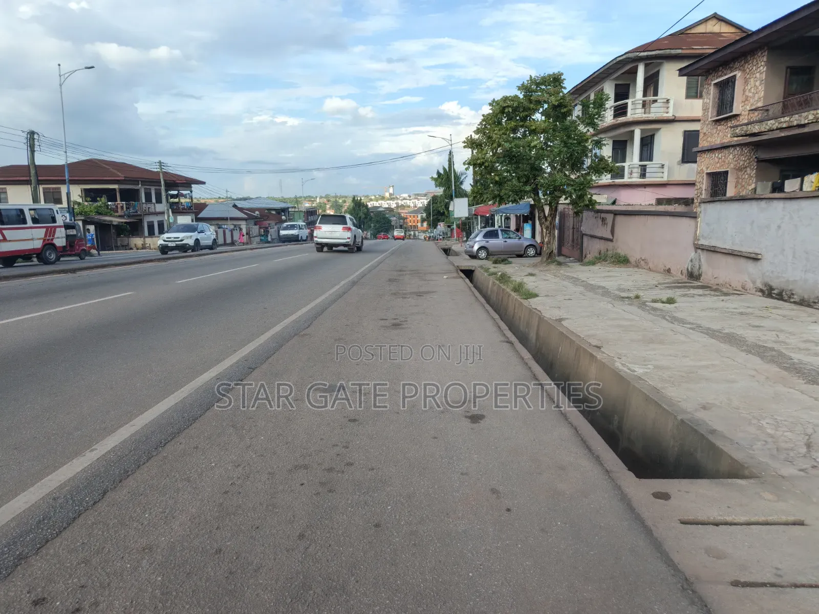 10bdrm House in Dechemso Kumasi for sale