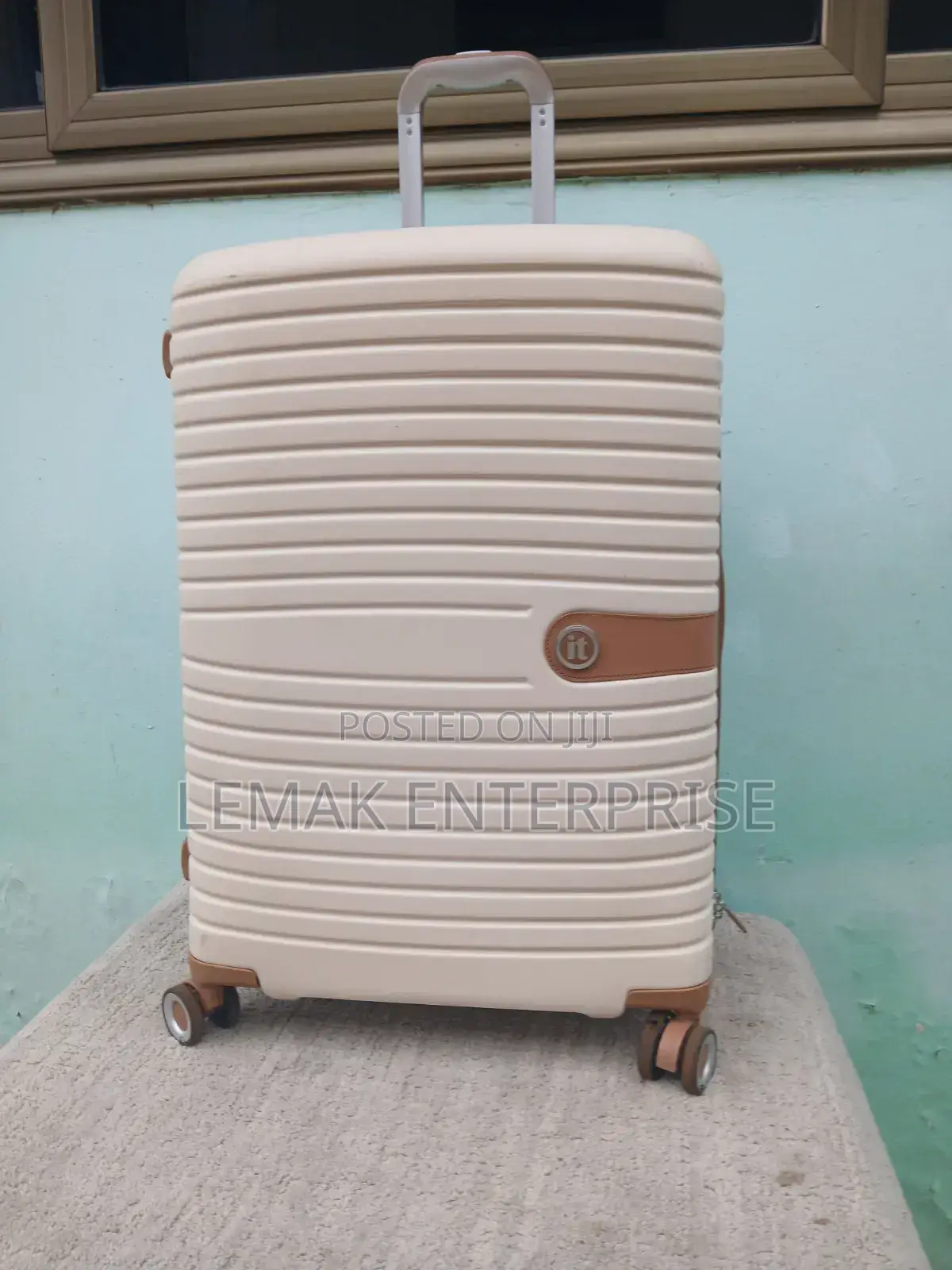 It Lunggage Bag/ Traveling Suitcase. 27" Beige Color.