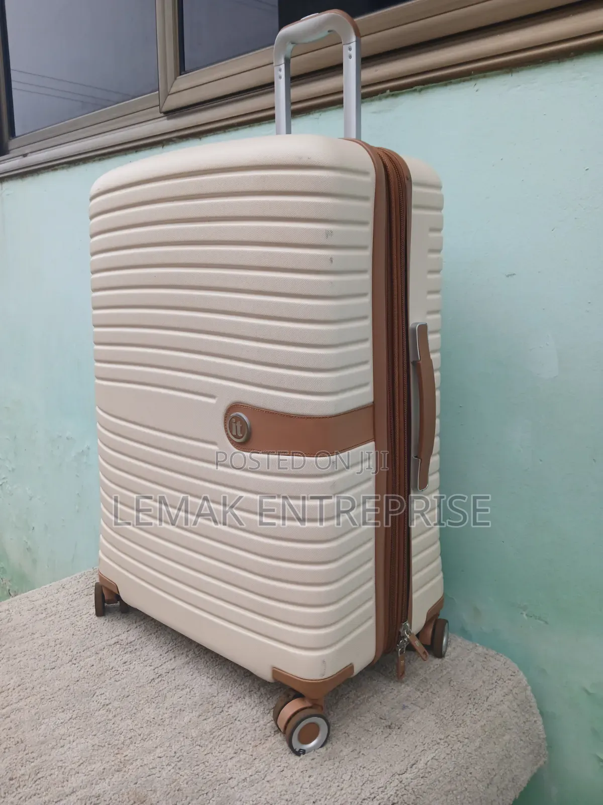 It Lunggage Bag/ Traveling Suitcase. 27" Beige Color.