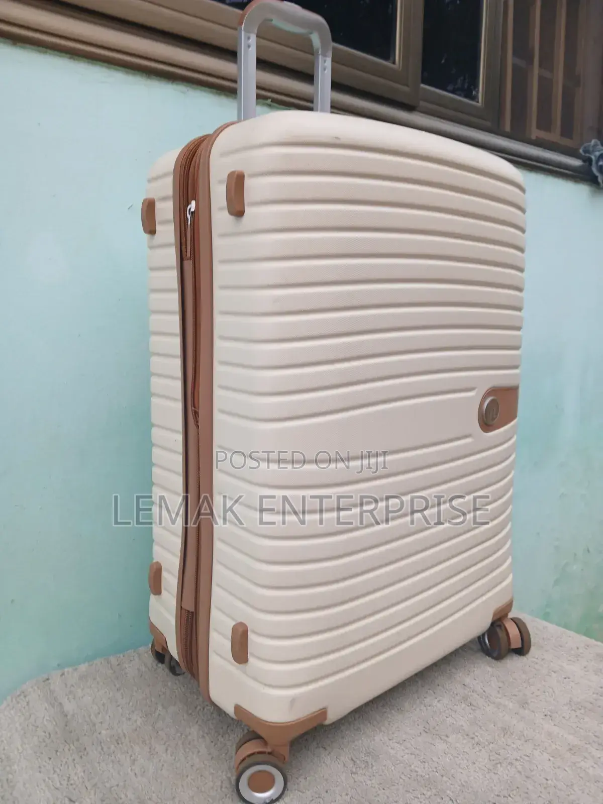It Lunggage Bag/ Traveling Suitcase. 27" Beige Color.