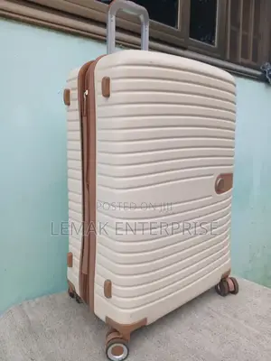 It Lunggage Bag/ Traveling Suitcase. 27" Beige Color.