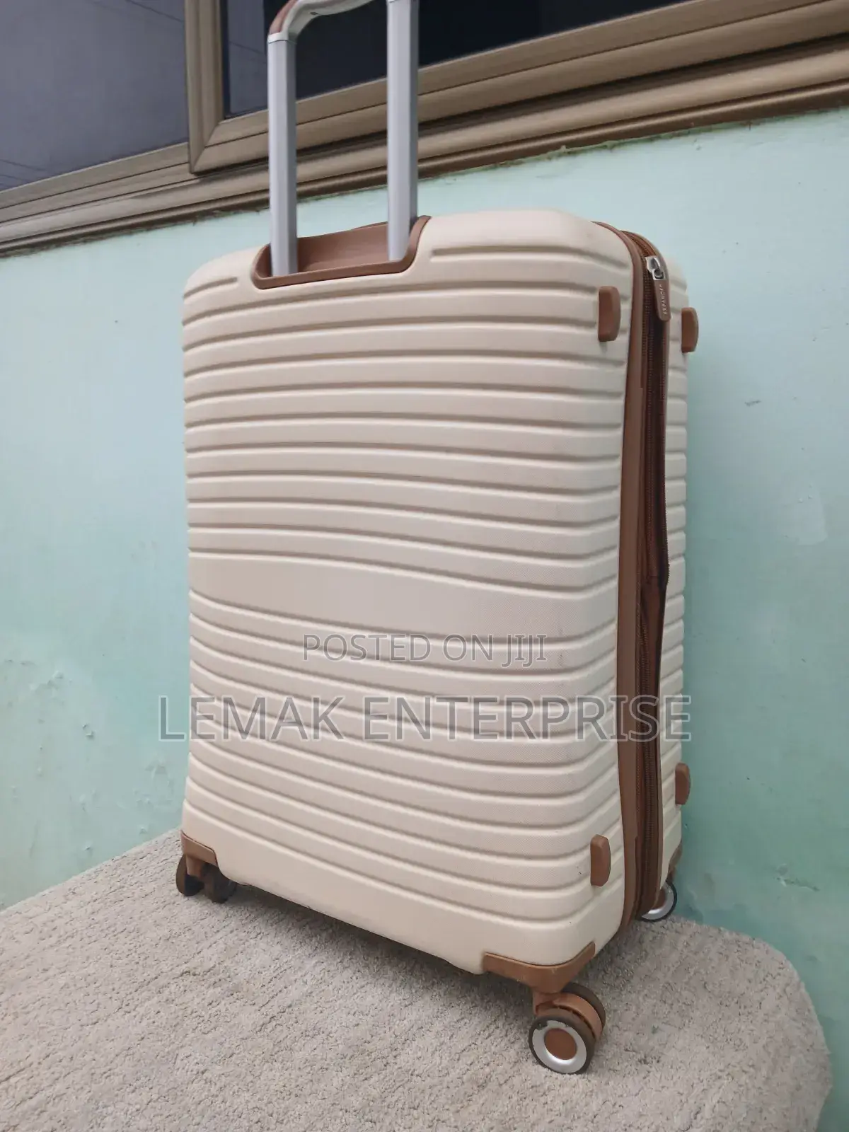 It Lunggage Bag/ Traveling Suitcase. 27" Beige Color.