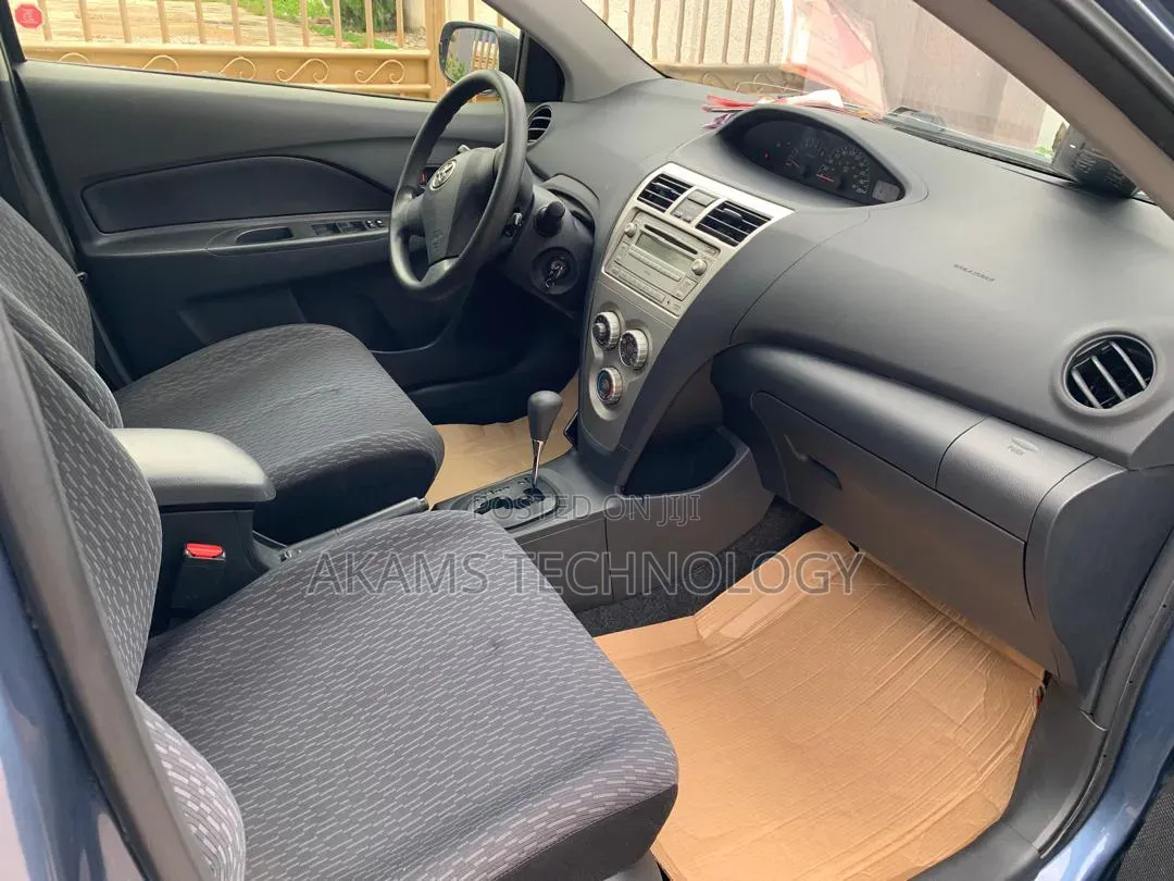 Toyota Yaris 2012 Gray