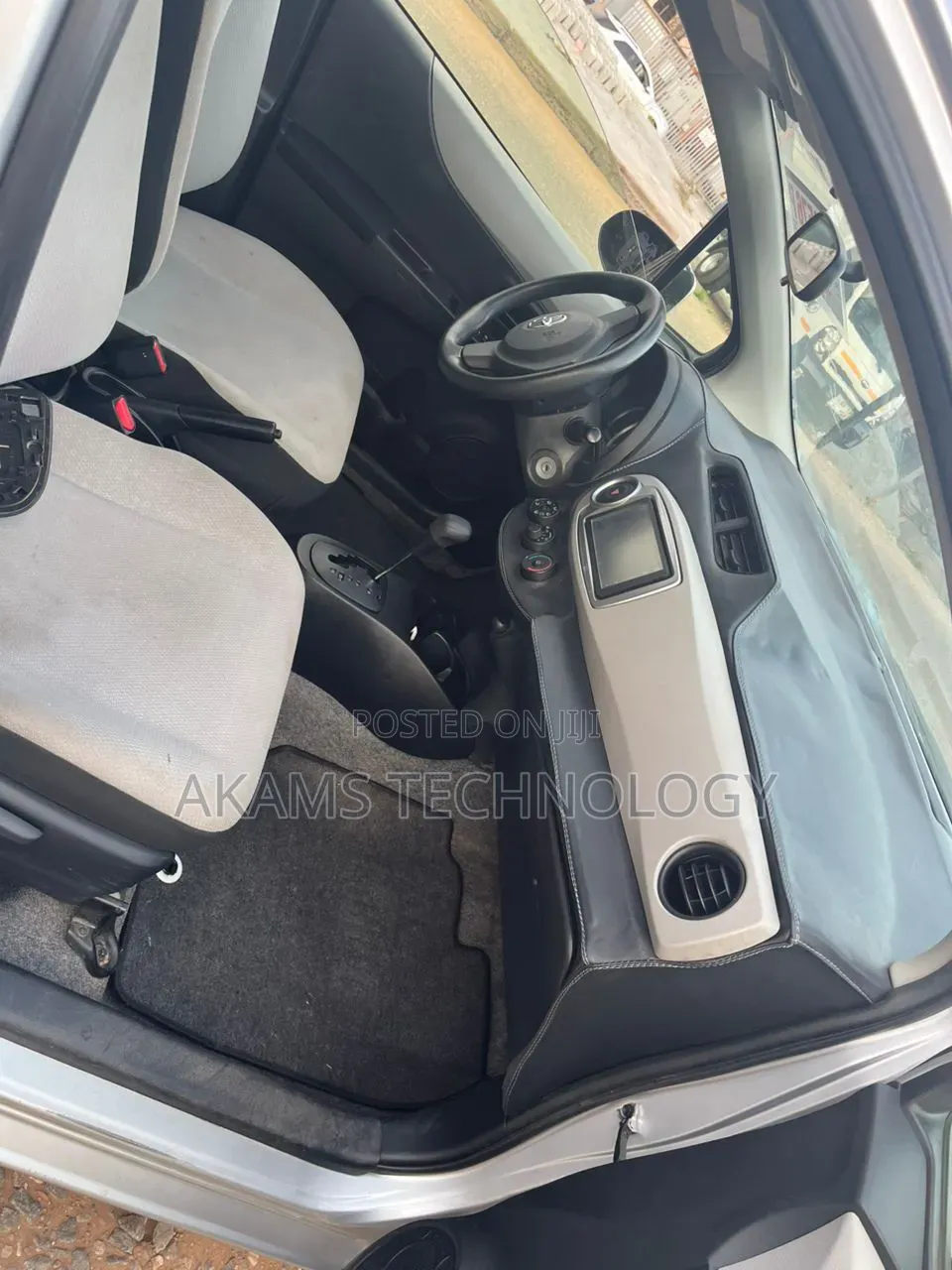 Toyota Vitz 2012 Silver