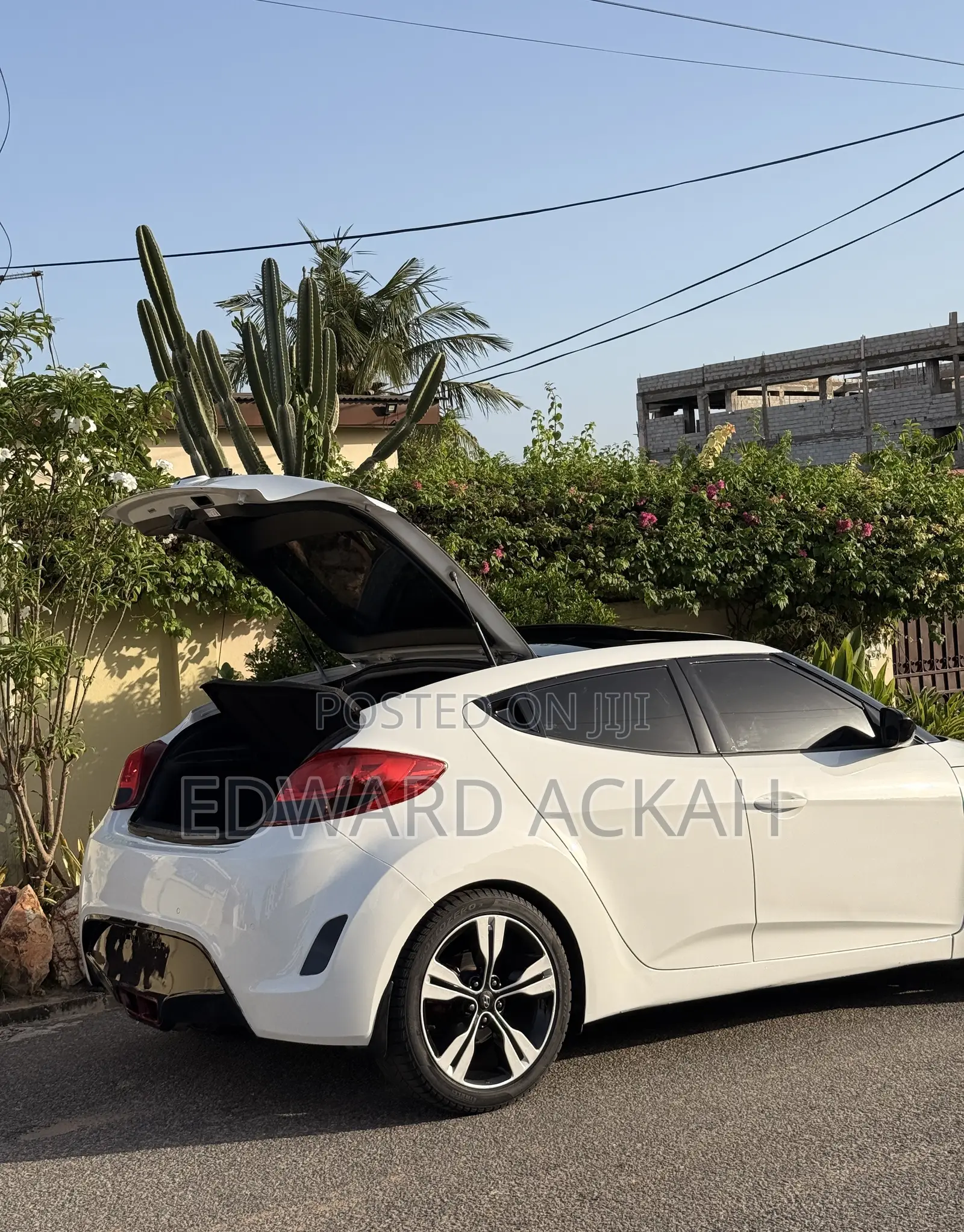 Hyundai Veloster 3dr Hatchback w/Red Interior (1.6L 4cyl 6AM) 2014