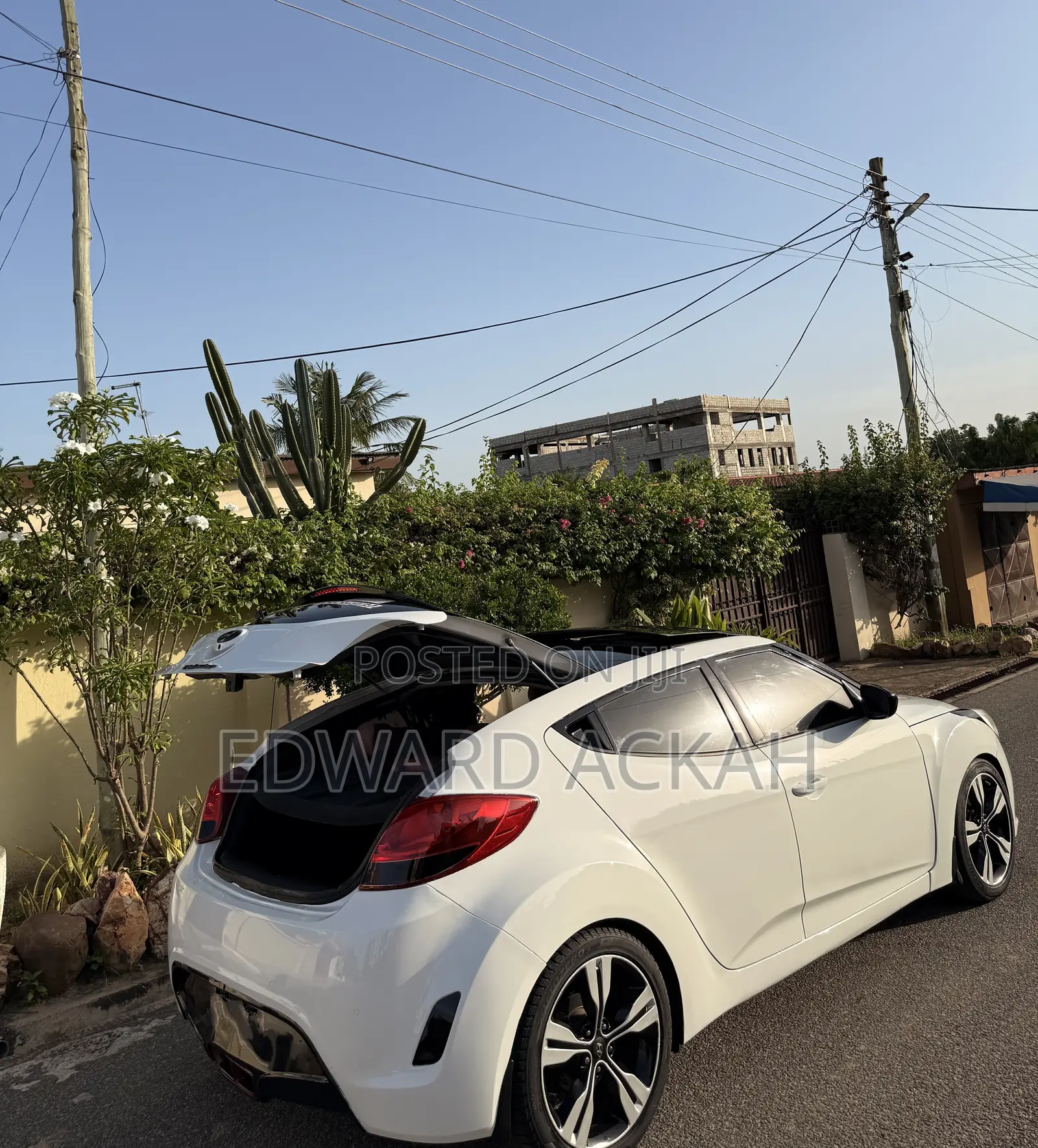 Hyundai Veloster 3dr Hatchback w/Red Interior (1.6L 4cyl 6AM) 2014