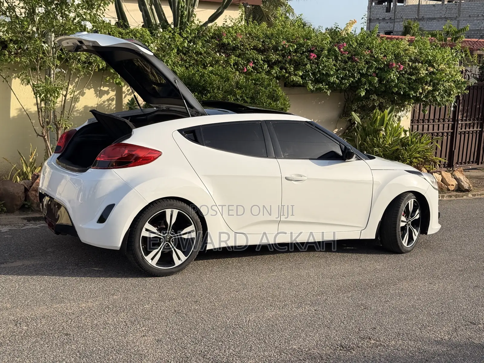 Hyundai Veloster 3dr Hatchback w/Red Interior (1.6L 4cyl 6AM) 2014