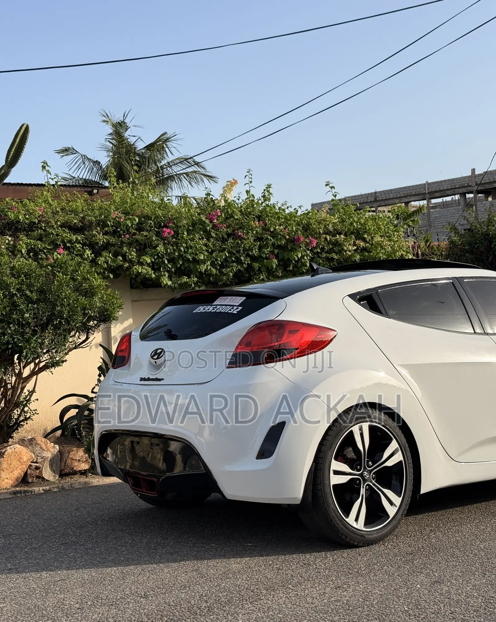 Hyundai Veloster 3dr Hatchback w/Red Interior (1.6L 4cyl 6AM) 2014