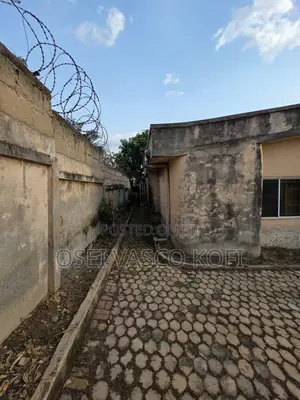 6bdrm House in Meduma, Kwabre for sale