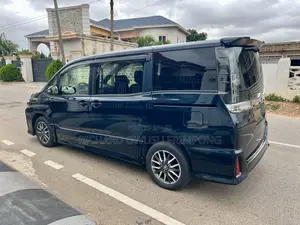 Toyota Voxy 2015