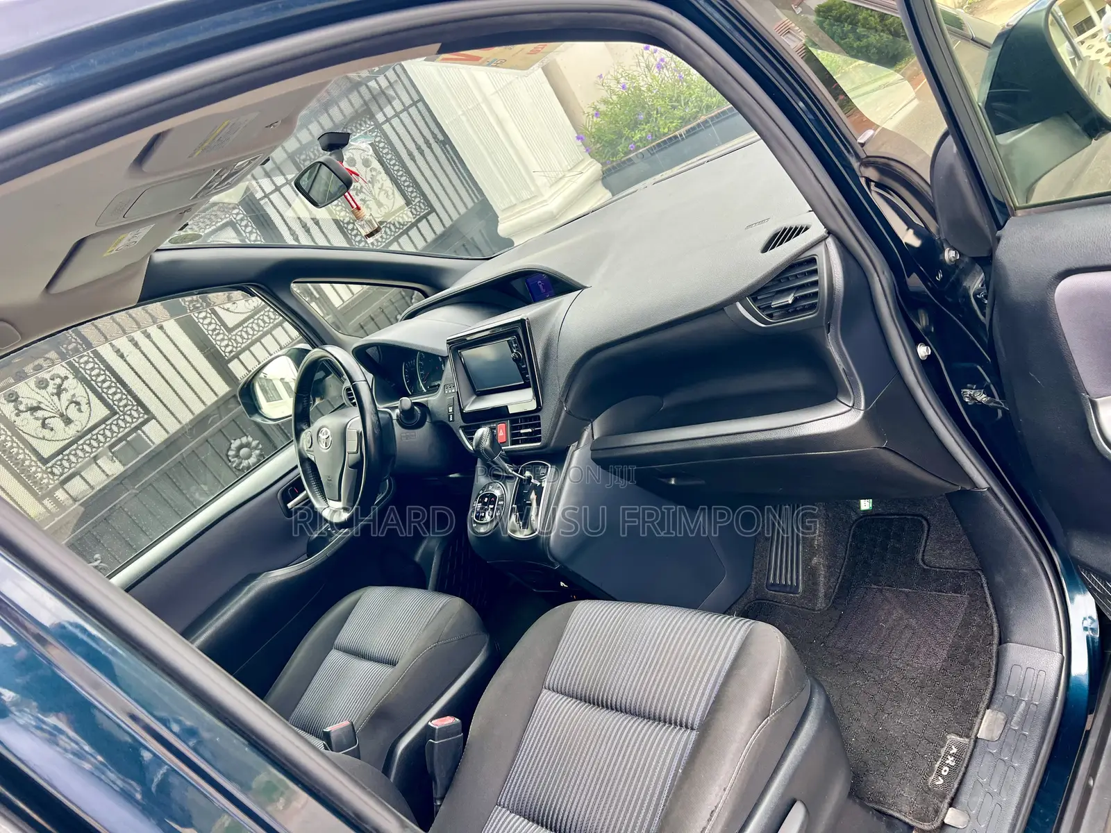 Toyota Voxy 2015