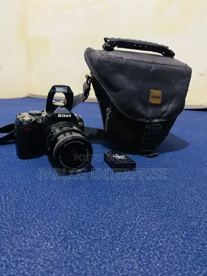 Super Clean Well-Kept Nikon D40 DSLR Camera + 18-55mm Kit Lens