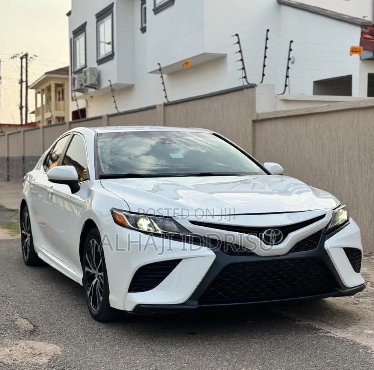 Toyota Camry SE FWD (2.5L 4cyl 8AM) 2018 White