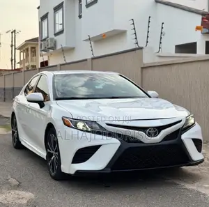 Toyota Camry SE FWD (2.5L 4cyl 8AM) 2018 White