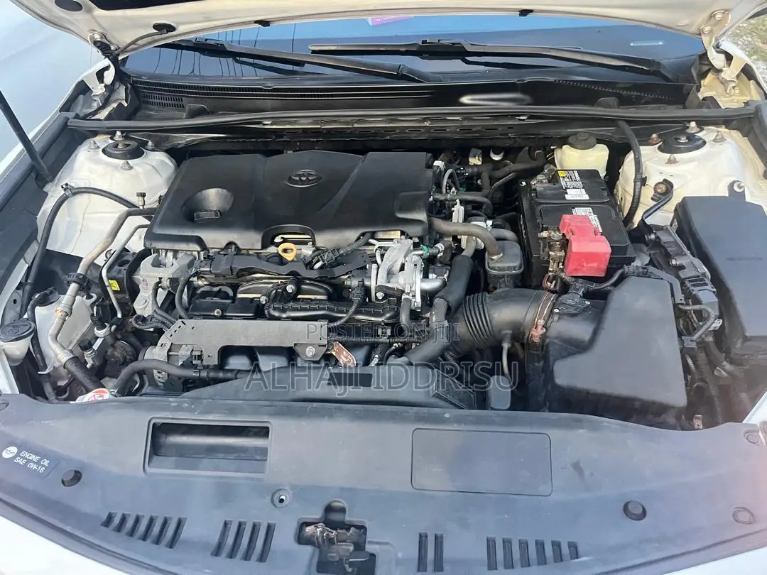Toyota Camry SE FWD (2.5L 4cyl 8AM) 2018 White