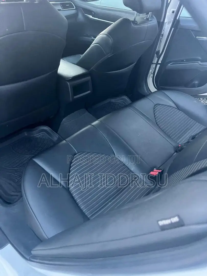 Toyota Camry SE FWD (2.5L 4cyl 8AM) 2018 White