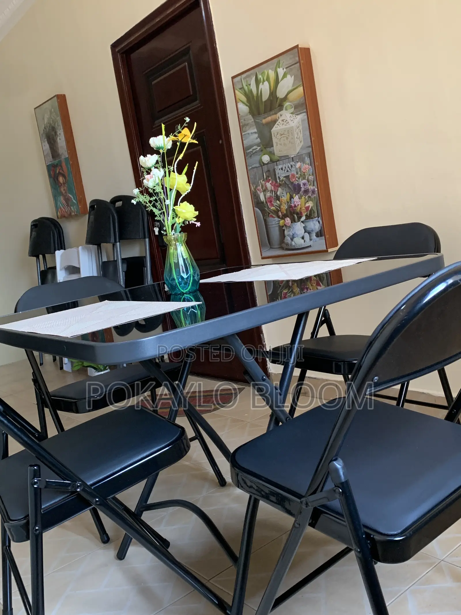 90x90cm Table Set With a Sleek Black Glass Tabletop Folding Chairs