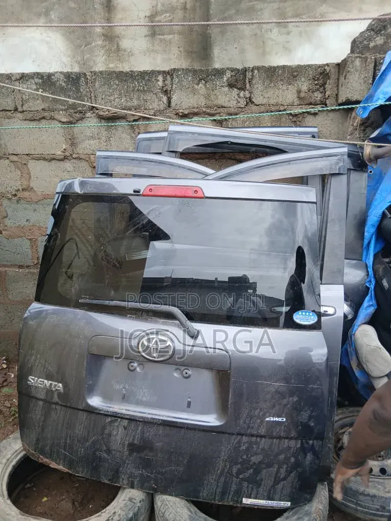 Toyota Sienta Door