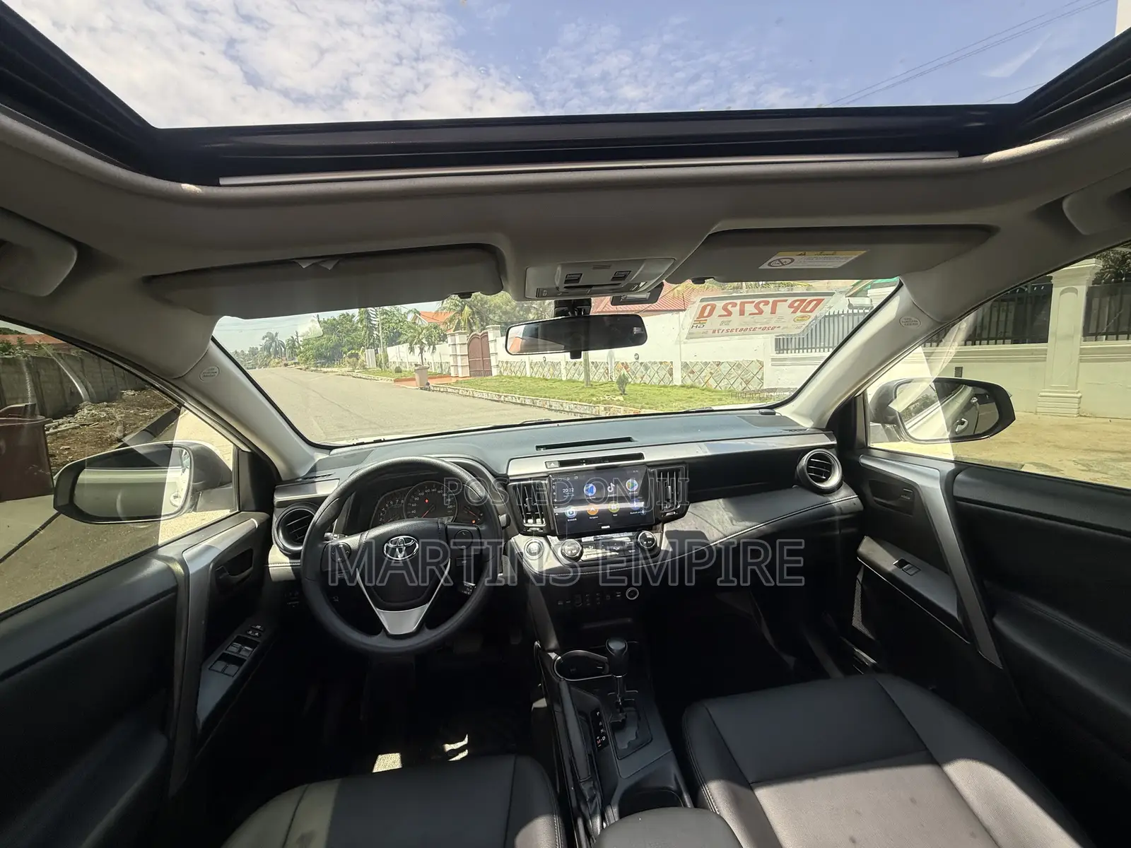 Toyota RAV4 XLE 4dr SUV (2.5L 4cyl 6A) 2018 White