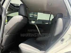 Toyota RAV4 XLE 4dr SUV (2.5L 4cyl 6A) 2018 White