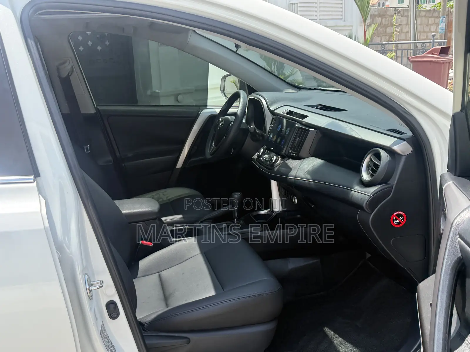 Toyota RAV4 XLE 4dr SUV (2.5L 4cyl 6A) 2018 White