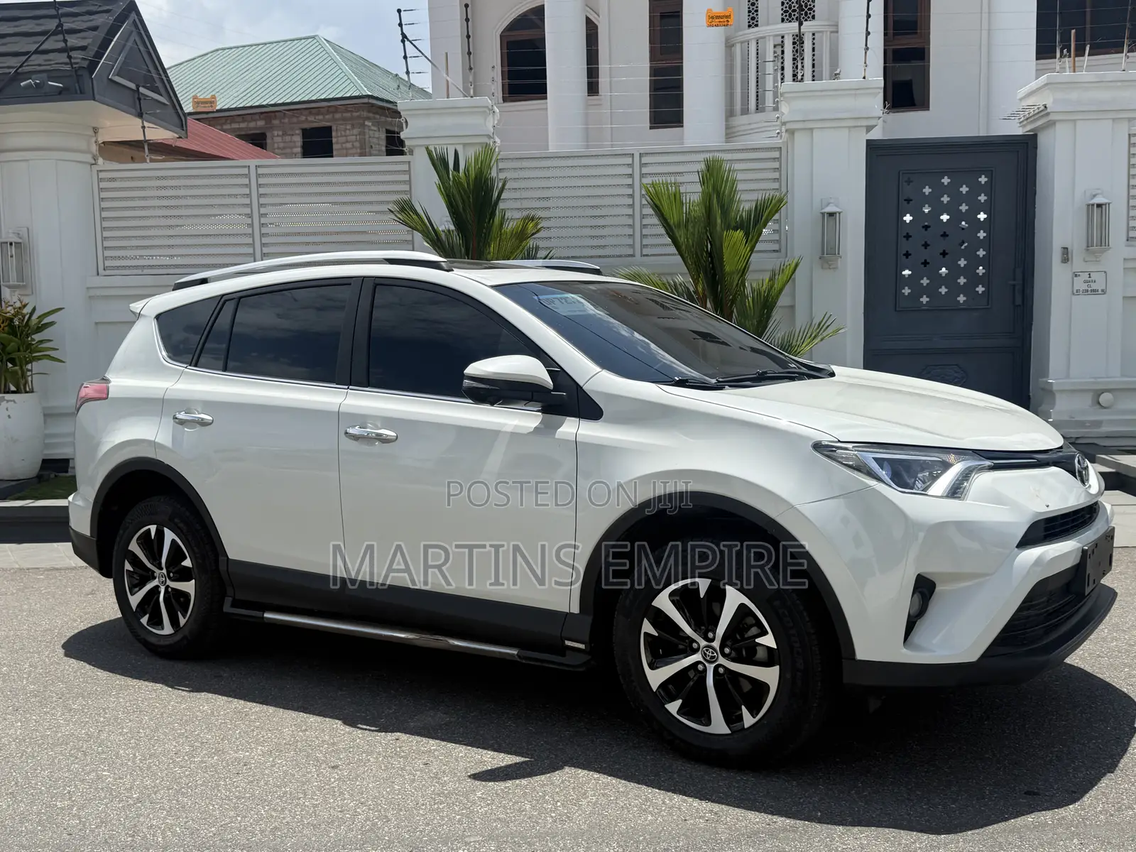Toyota RAV4 XLE 4dr SUV (2.5L 4cyl 6A) 2018 White