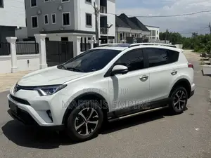Toyota RAV4 XLE 4dr SUV (2.5L 4cyl 6A) 2018 White