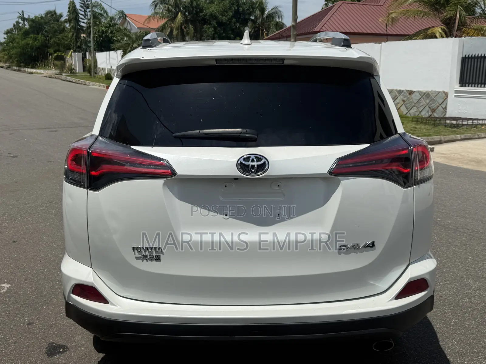Toyota RAV4 XLE 4dr SUV (2.5L 4cyl 6A) 2018 White