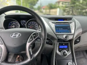 Hyundai Elantra Limited Sedan FWD (1.8L 4cyl 6A) 2013 Silver