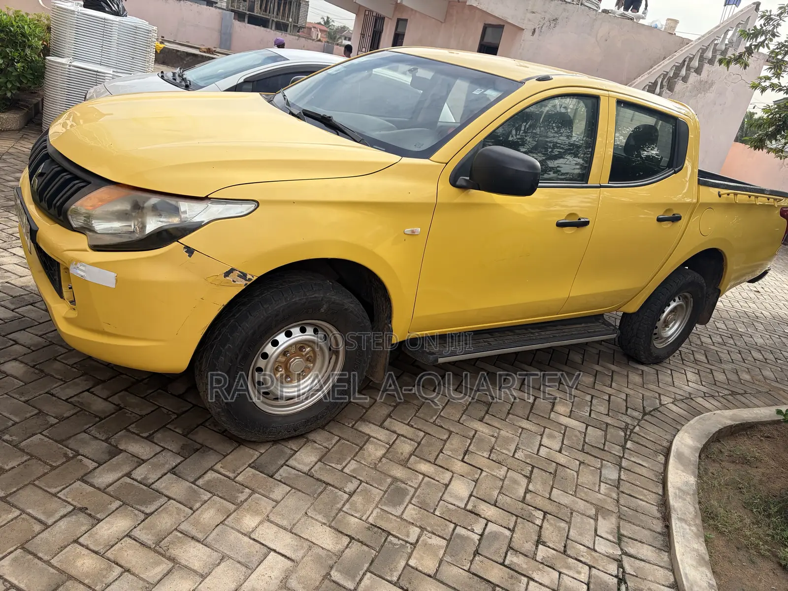 Mitsubishi L200 2018 Yellow