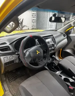Mitsubishi L200 2018 Yellow