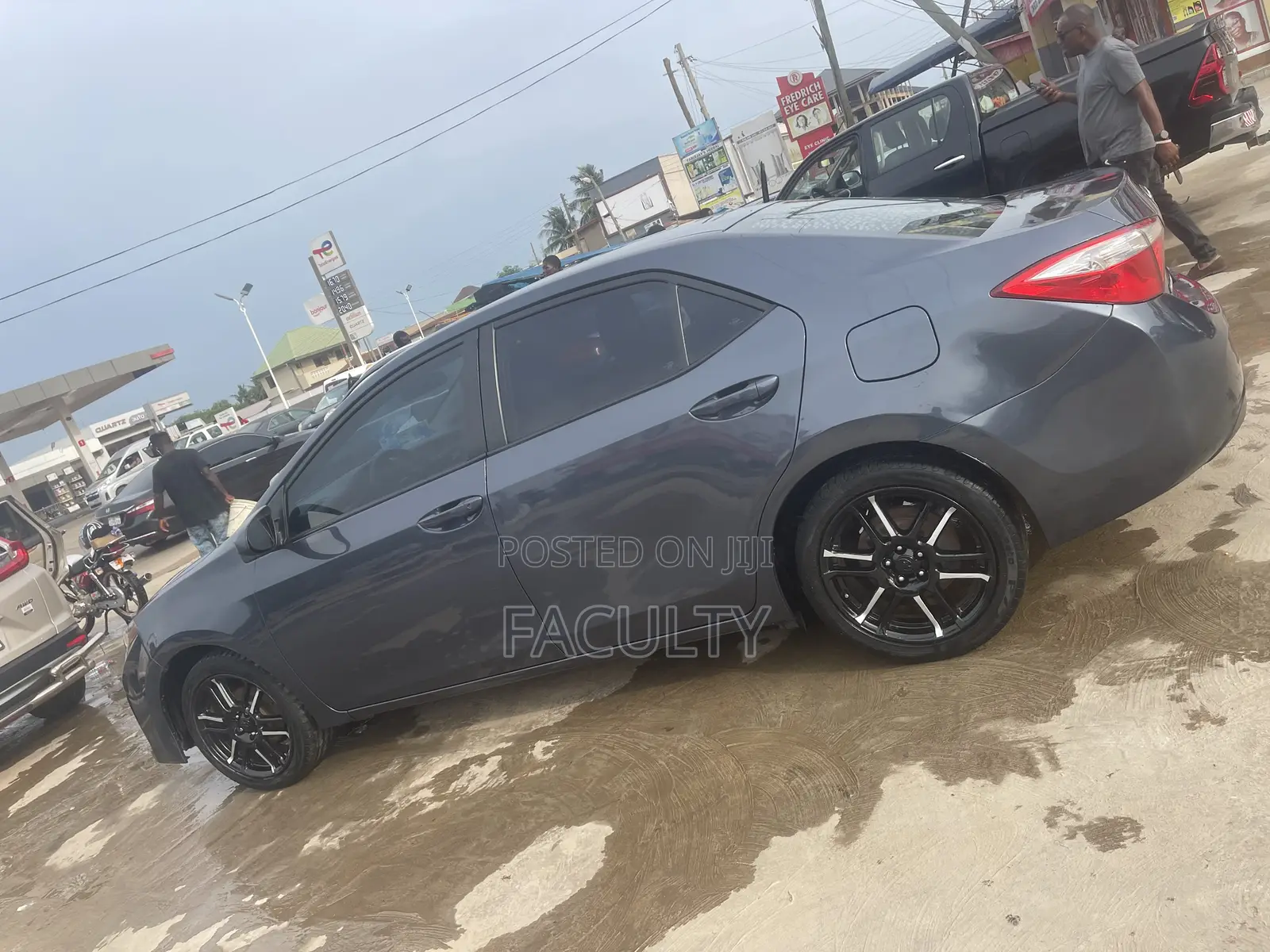 Toyota Corolla LE Premium 4dr Sedan (1.8L 4cyl CVT) 2015 Gray