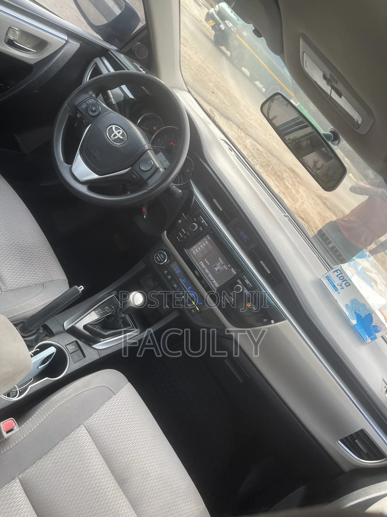 Toyota Corolla LE Premium 4dr Sedan (1.8L 4cyl CVT) 2015 Gray