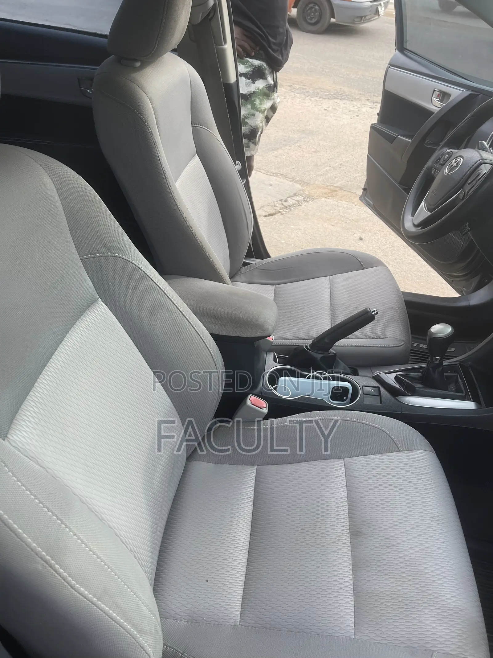 Toyota Corolla LE Premium 4dr Sedan (1.8L 4cyl CVT) 2015 Gray