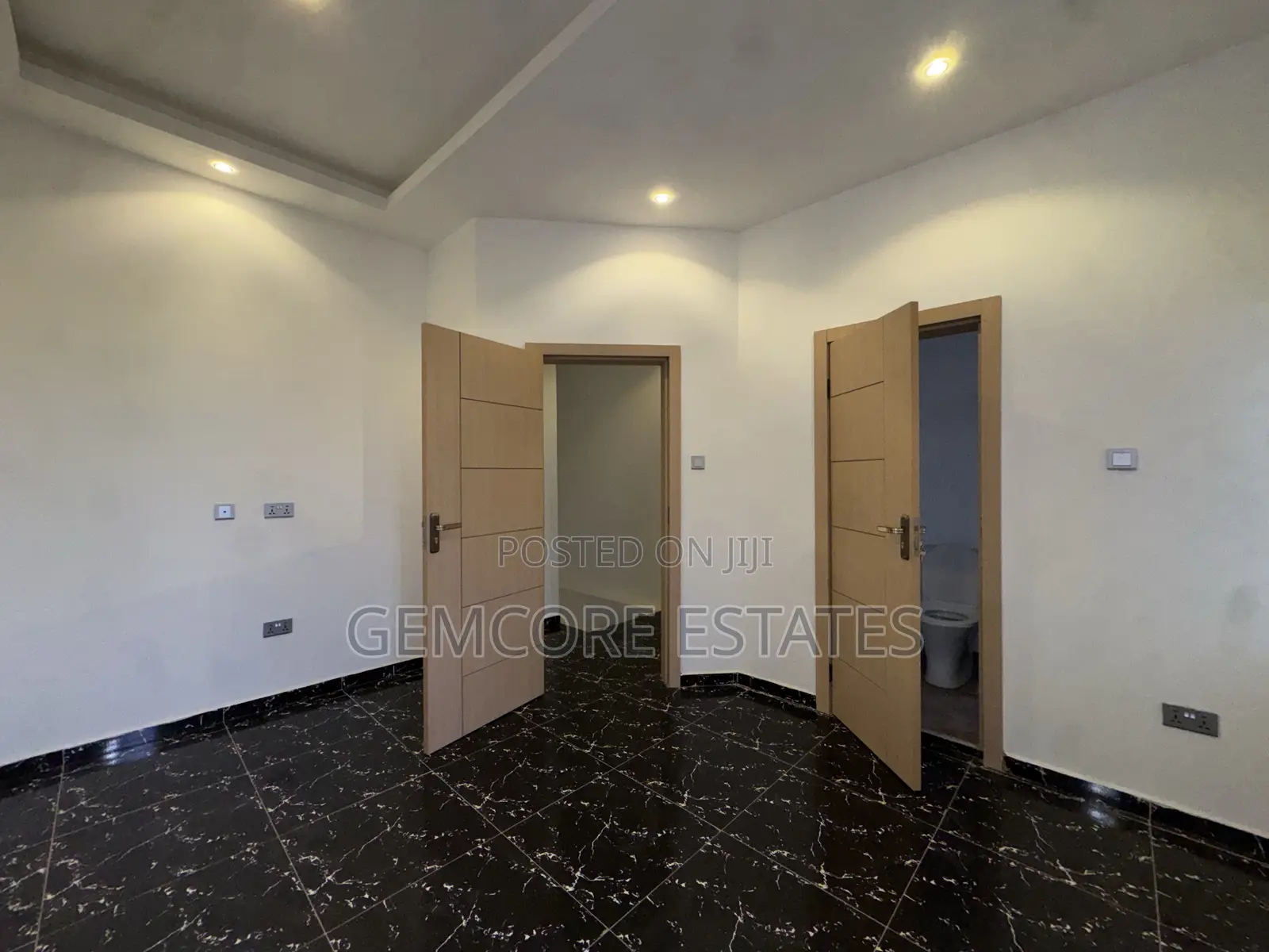 2bdrm Townhouse / Terrace in Nanakrom, Ashaley Botwe for rent