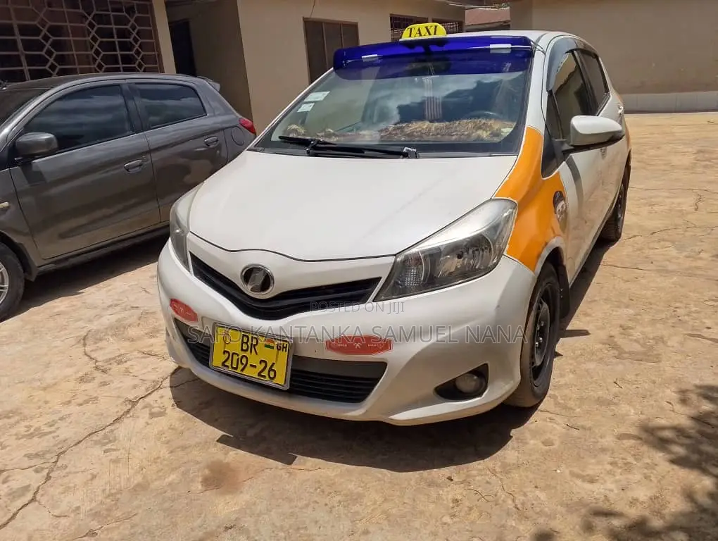 Toyota Vitz 1.3 AWD 5dr 2013 White