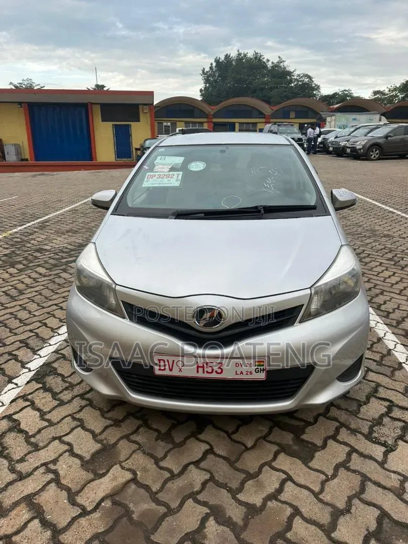 Toyota Vitz 1.3 FWD 5dr 2013 Silver
