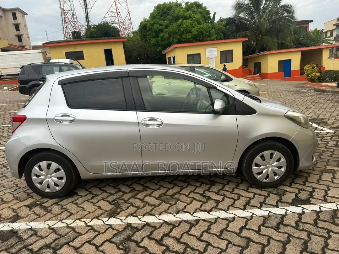 Toyota Vitz 1.3 FWD 5dr 2013 Silver