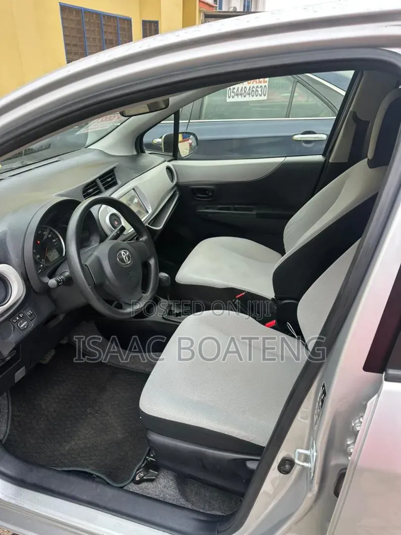 Toyota Vitz 1.3 FWD 5dr 2013 Silver