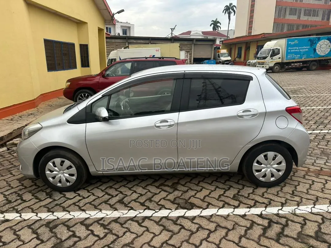 Toyota Vitz 1.3 FWD 5dr 2013 Silver