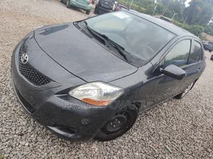 Toyota Yaris Base Sedan 4dr 2011 Blue