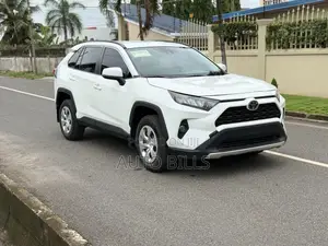 Toyota RAV4 LE AWD 2019 White