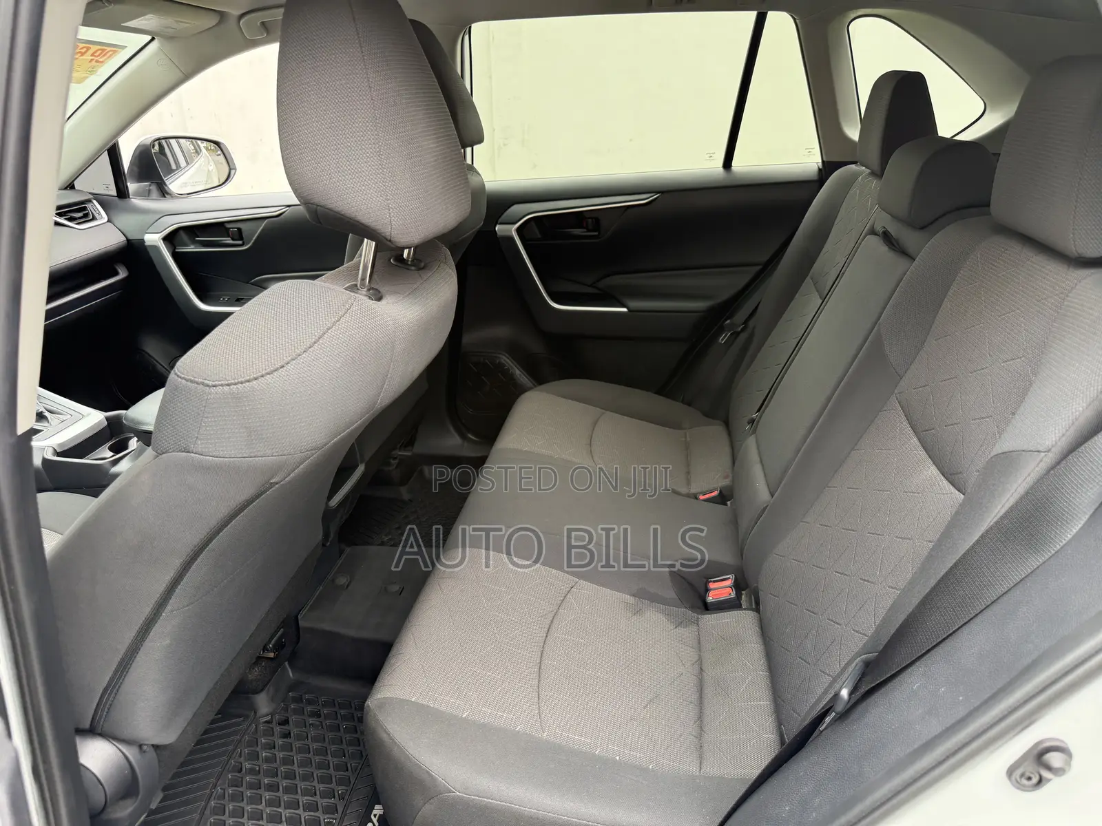 Toyota RAV4 LE AWD 2019 White