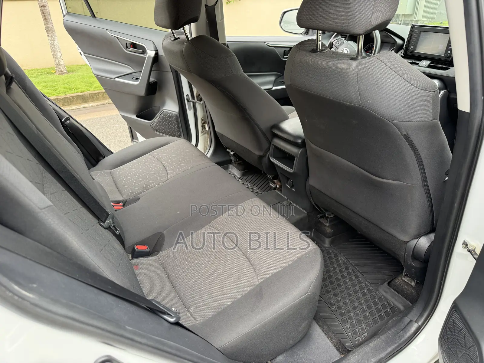 Toyota RAV4 LE AWD 2019 White