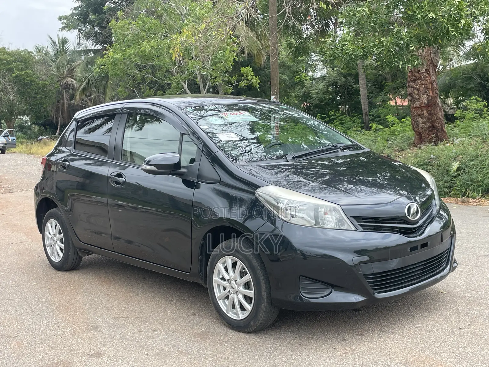 Toyota Vitz 1.3 AWD 5dr 2013 Black