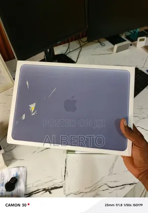 New Laptop Apple MacBook 8GB Apple M5 SSD 512GB