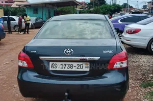 Toyota Yaris Base Sedan 4dr 2010 Black